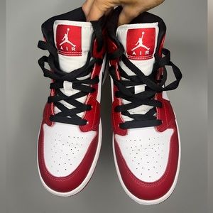 Chicago red air jordan 1’s mid 6Y size